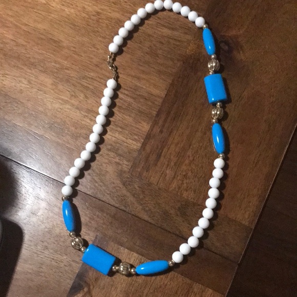 23 inches : White and aqua color beaded necklace - Picture 1 of 1